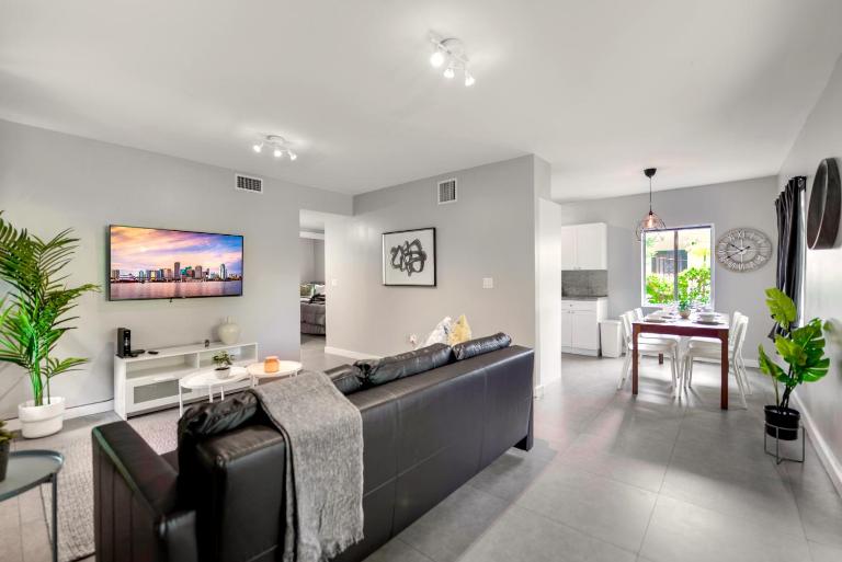 Spacious East Miami Duplex Delightful - Ferienwohnung Miami