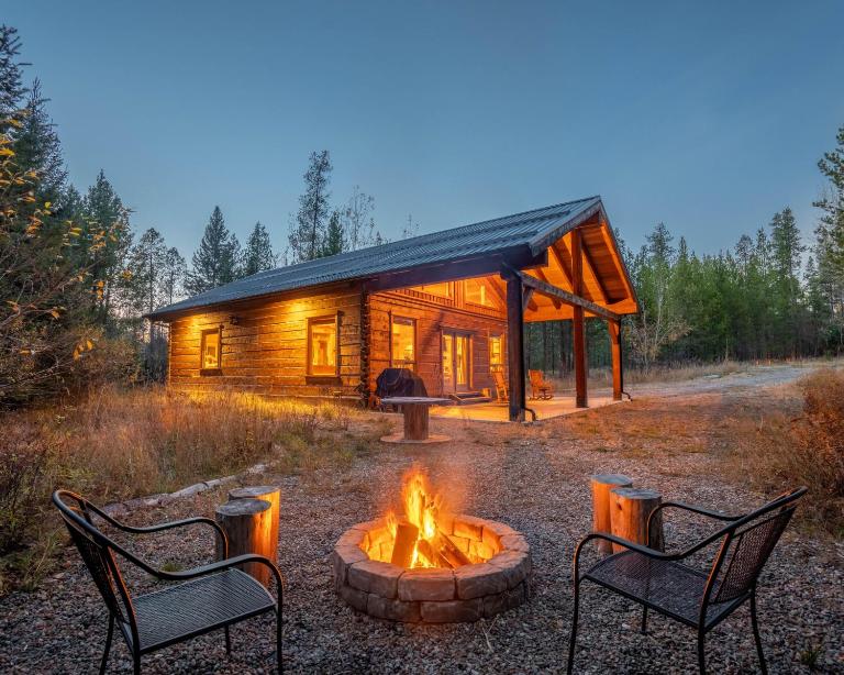 Frontier Cabin by Twin Beds Vacation Homes - B&B Coram