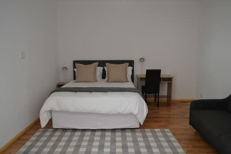 8 Kiaat Suites - Ferienwohnung Klerksdorp