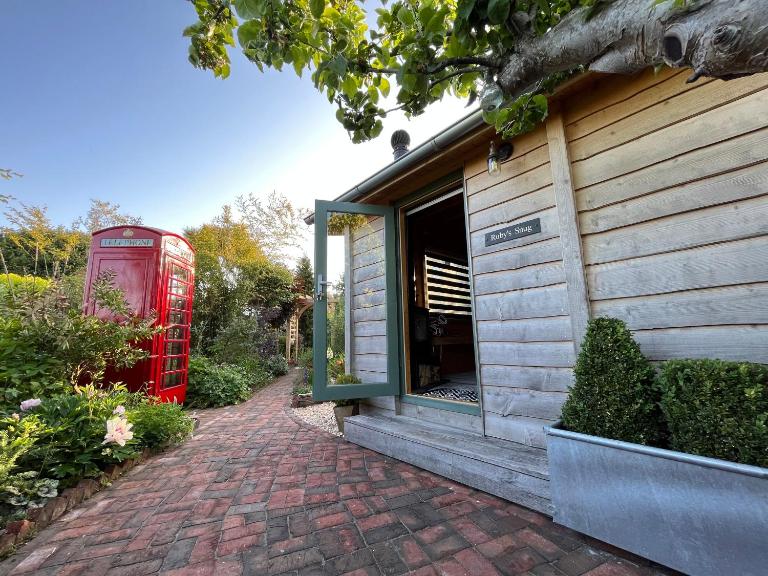 Rubys Retreat Stylish Log Cabin-Hidden Garden - B&B Niton