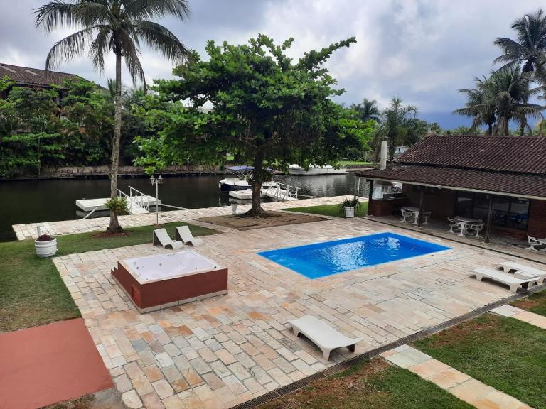 Casa na Marina com piscina churrasqueira e píer - B&B Guarujá