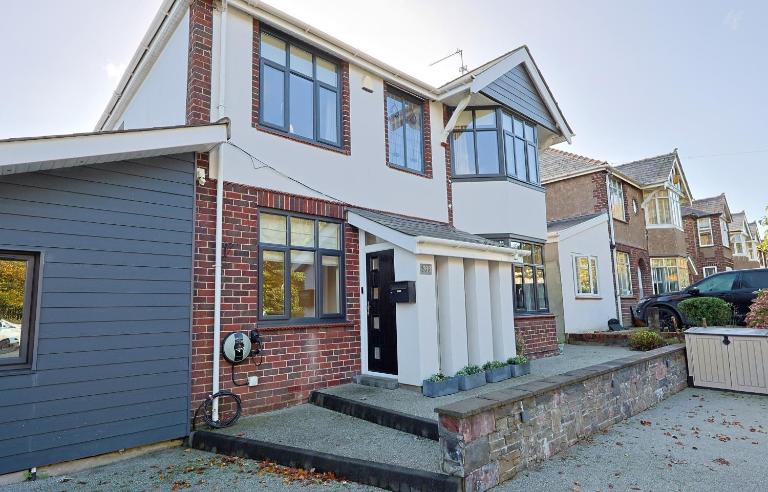 "Rosecroft" - Perfect Retreat for Business & Leisure - Close to Celtic Manor and ICC - B&B Newport