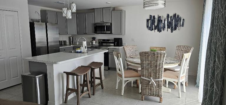 Cozy house with a Heated Swim spa - Bed and Breakfast Port Charlotte