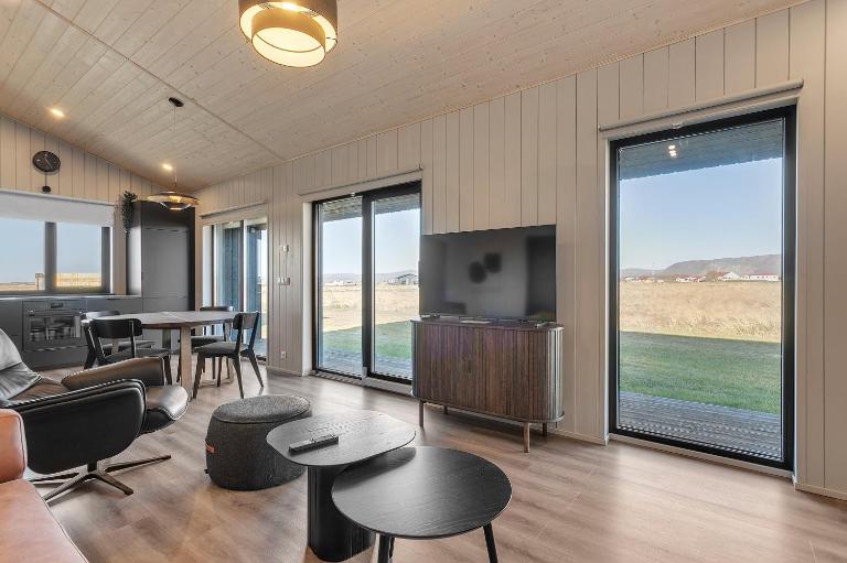 Cozy 3BR Family Home with Hot Tub & Scenic Views - Bed and Breakfast Selfoss