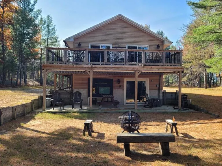 Hazel's Goose Creek Lodge - Private Riverfront! - Bed and Breakfast Grayling