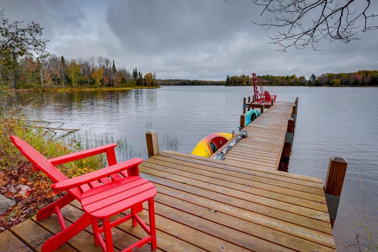 Lakefront Presque Isle Cabin w/ Private Dock - Chambres d'hôtes Presque Isle