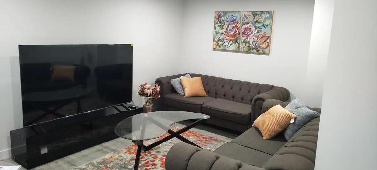 Contemporary Two Bedroom Basement Suite - Chambres d'hôtes Edmonton