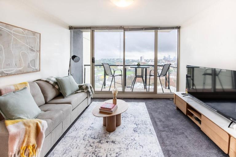 Stylish Cosy Gem w Pool, Tennis Court, & Parking - B&B Melbourne