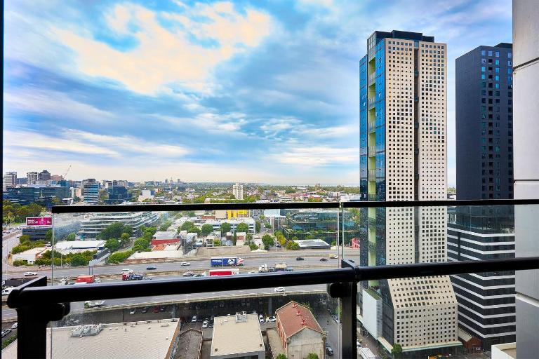 Sunny Southbank Retreat With City Views - B&B Melbourne
