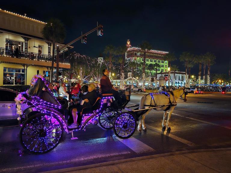Walk to Nights of Lights, trolley #11, Free EV station - B&B San Agustín