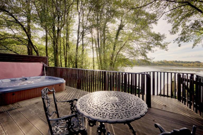 Chiffchaff Lodge with Hot tub - B&B Carlisle