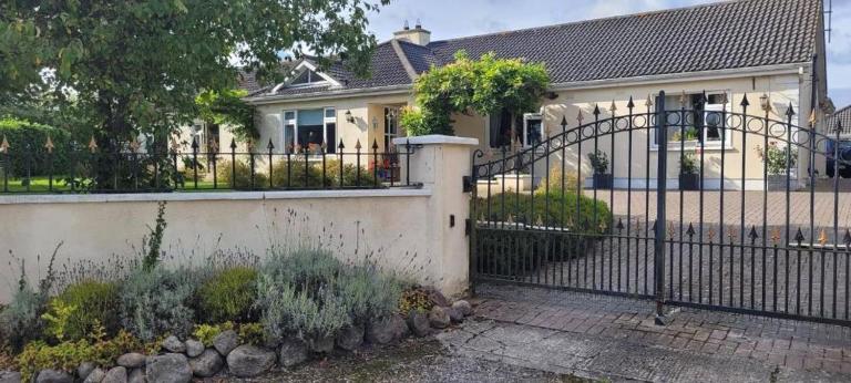 The Yoke Apt Peaceful Private Garden views - B&B Ballybrittas