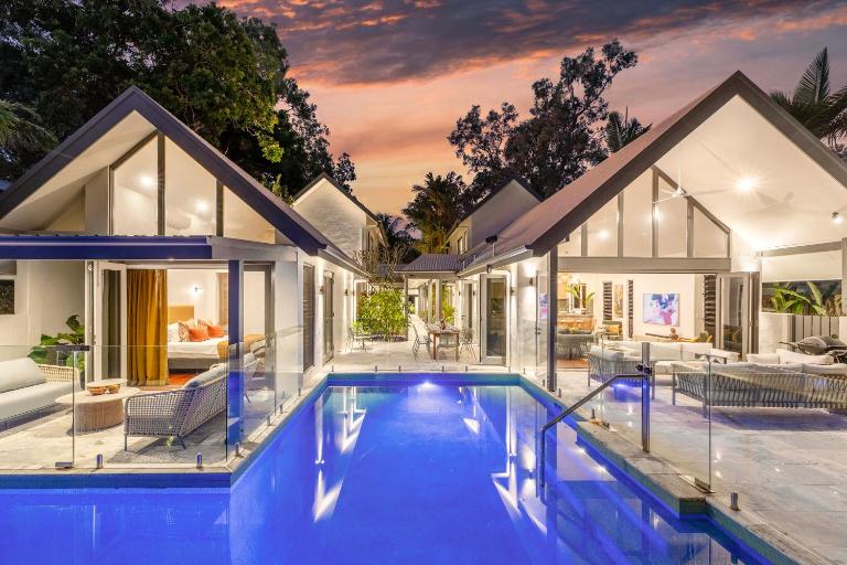 Sea Pavilion - Luxury home sleeps 12 guests - Bed and Breakfast Port Douglas