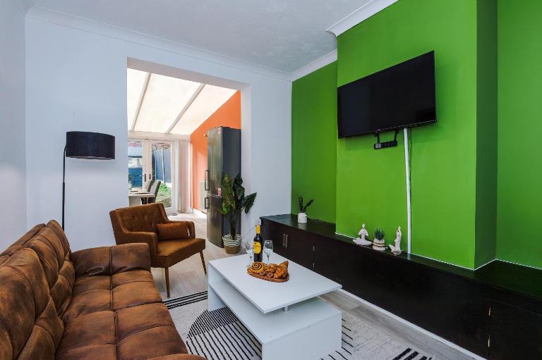 The Lyme Lounge - Elegant & Contemporary 3BR Home - Sleeps 7 with Parking & WiFi - Ideal for Business & Leisure Stays by Parydise Properties - Bed and Breakfast Longport