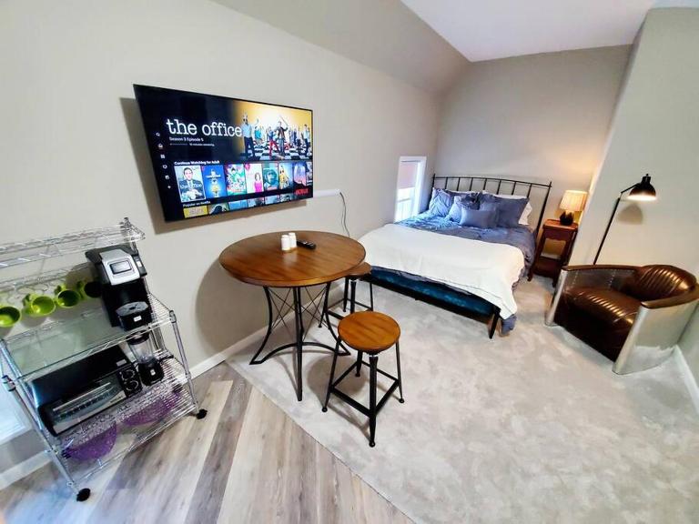Walkable Cozy Downtown Studio, FREE Bikes to use - B&B Columbus