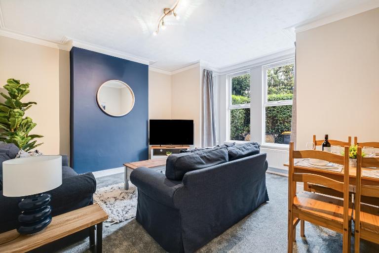 Spacious 3 Bedroom House Sleeps 6 With WiFi - B&B Bedford