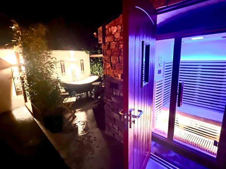 The Bath House & Sauna Garden x 4 beds - B&B Newcastle