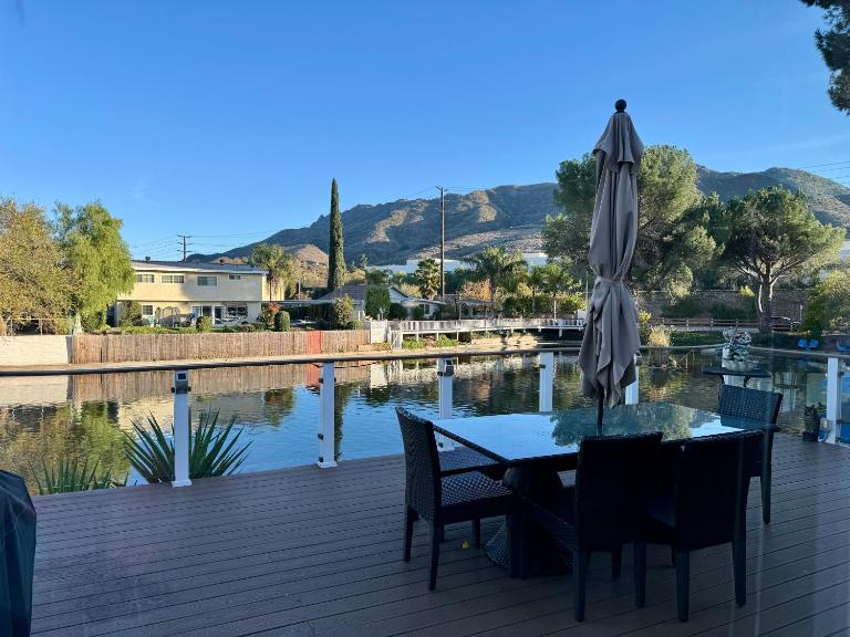 Lakefront House With Breath Taking Views - B&B Agoura Hills