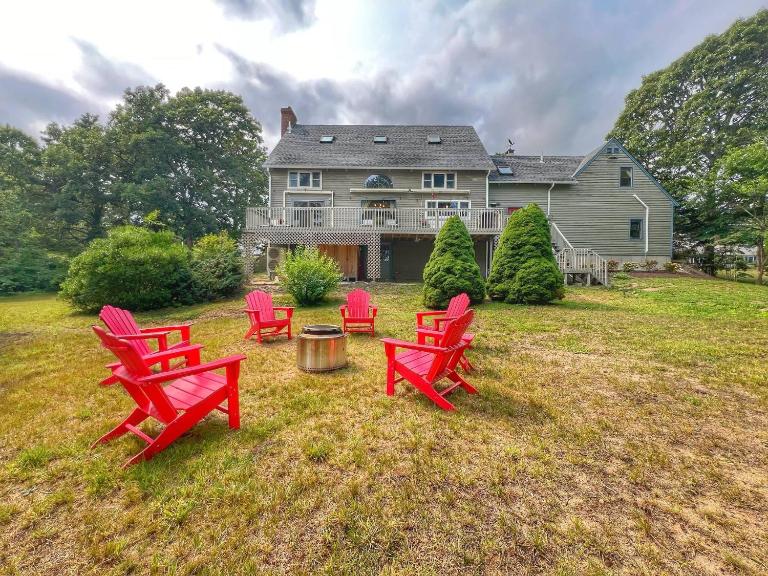 Idyllic Retreat Swan Pond Views - B&B Town House