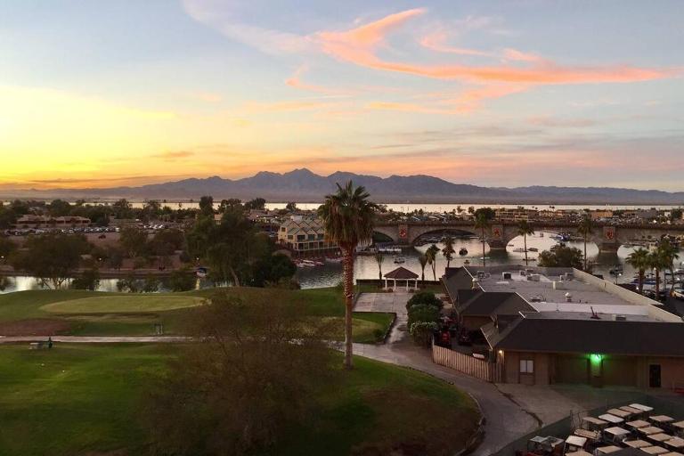 Lake and London Bridge View - Penthouse Suite - B&B Lake Havasu City