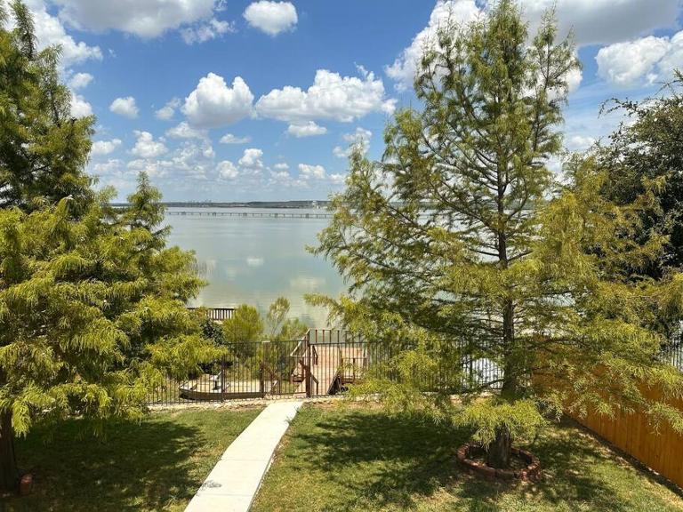 Lake Front Home, around 15 minutes drive to AT&T and Epic Water - B&B Grand Prairie