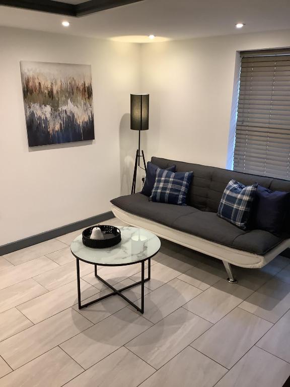 Modern 2 Bed Apartment in Bicester Town Centre - Ferienwohnung Bicester