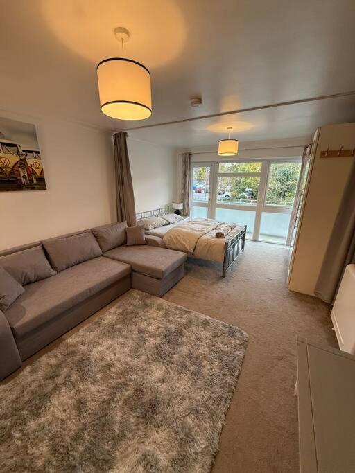 1st floor studio flat in Crawley! Close to Gatwick - Bed and Breakfast Crawley