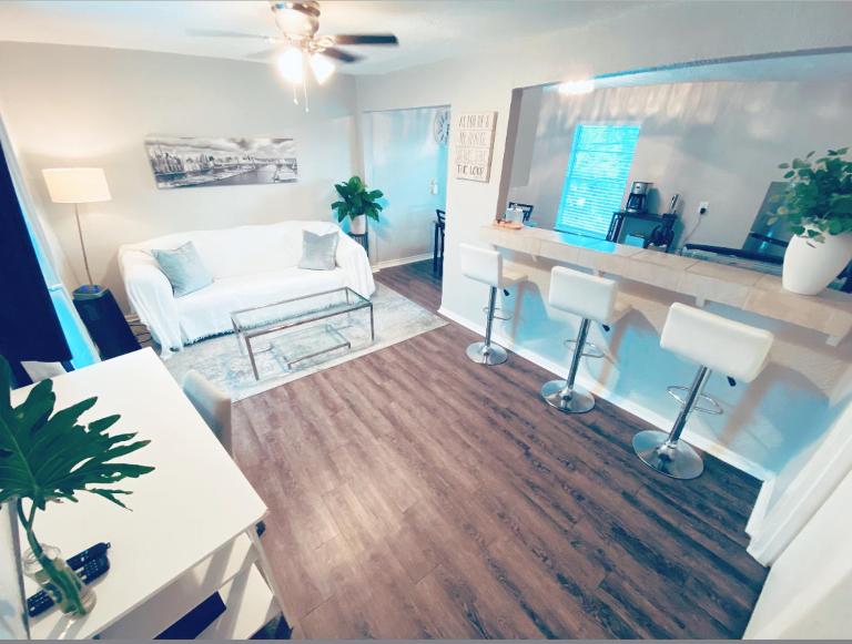 Newly Remodeled Oasis - Fast WiFi Vit C Shower Free Parking Near IAH DT & Pass Program - B&B Houston