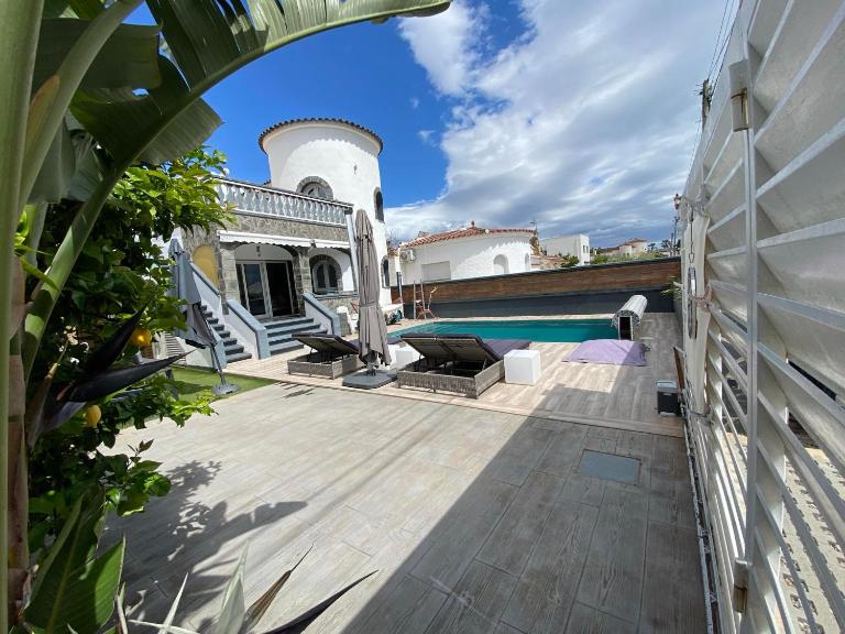 Belle villa avec piscine - B&B Empuriabrava