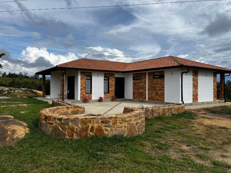 Casa Roca con BBQ sin piscina Hospedaje Campestre - Chambres d'hôtes Los Santos