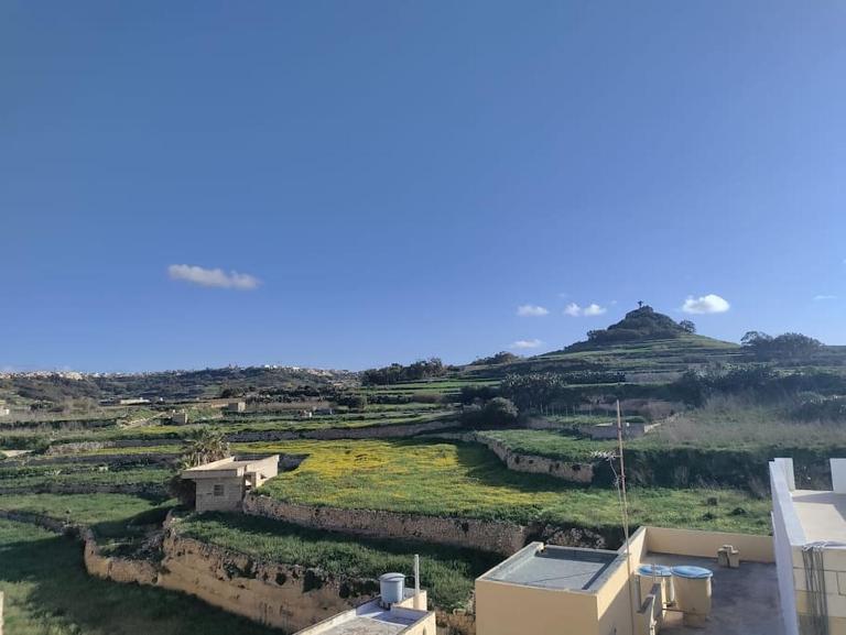 Marsalforn Magic Apartment with views 2 minutes from sea - B&B Marsalforn