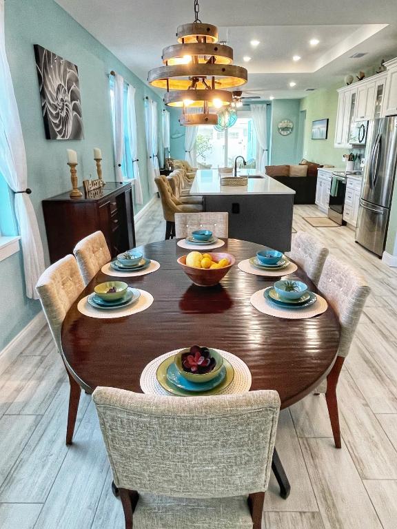 Delux 3BR House with Pool 3 Minute walk to Beach - B&B Cape Canaveral