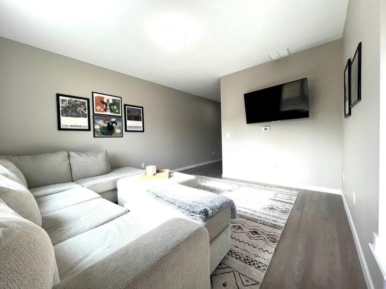 Central Cedar Falls Townhome - King Beds! - Chambres d'hôtes Cedar Falls