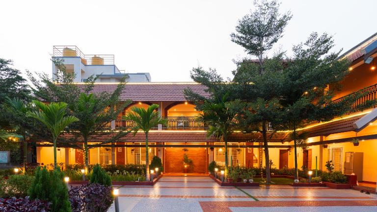 SaffronStays Surabhi Villa - Chambres d'hôtes Rājankunti