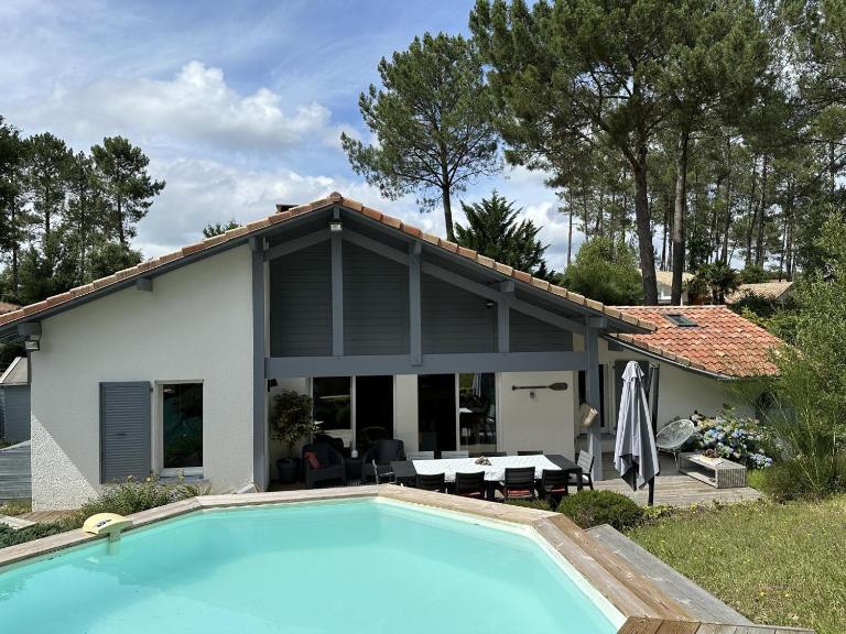 Chez Céline Sous les Pins, de 1 à 8 personnes, Piscine, Océan, Lac, Vélos - Bed and Breakfast Vielle-Saint-Girons