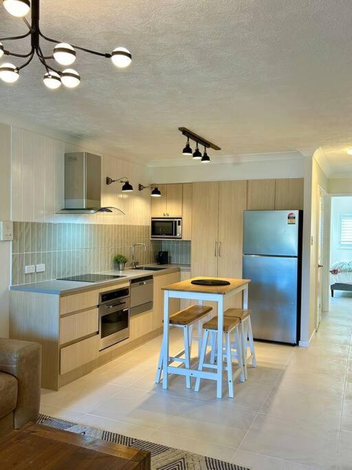 Renovated Beachside 1BR Apartment - B&B Gold Coast
