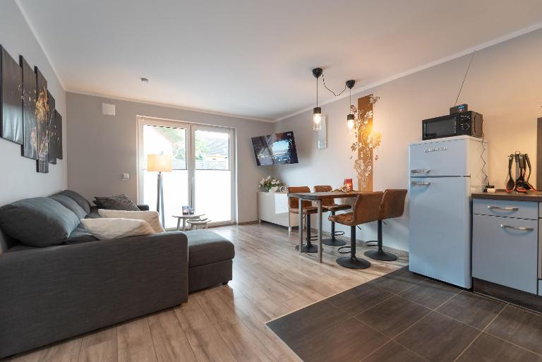 Knuddi s Ferienhof, App 02 - Bed and Breakfast Seebad Zempin