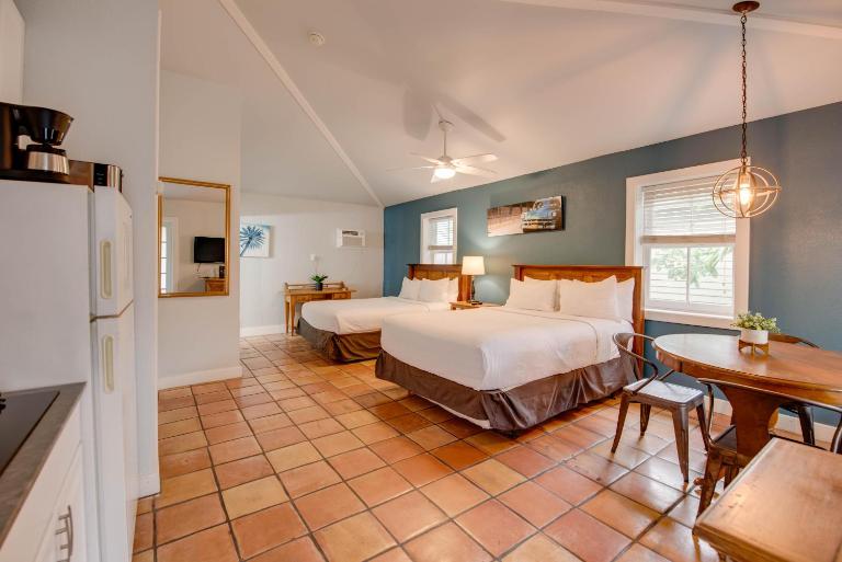 Pelican Suite - Southernmost Sanctuary - Bed and Breakfast Key West