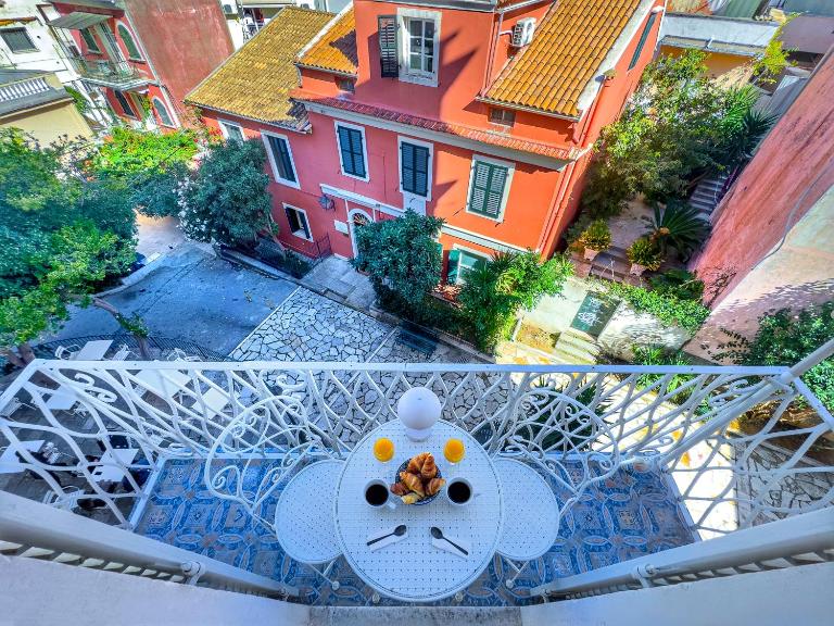 Vailato Swan White Suite - B&B Karyofyto