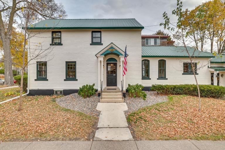 Charming Home: 3 Blocks to Winona State University - Chambres d'hôtes Winona