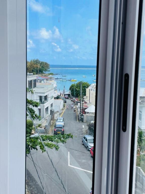 Stunning beachfront apartment, Seaview, 20 metres from beach - Chambres d'hôtes Blue bay