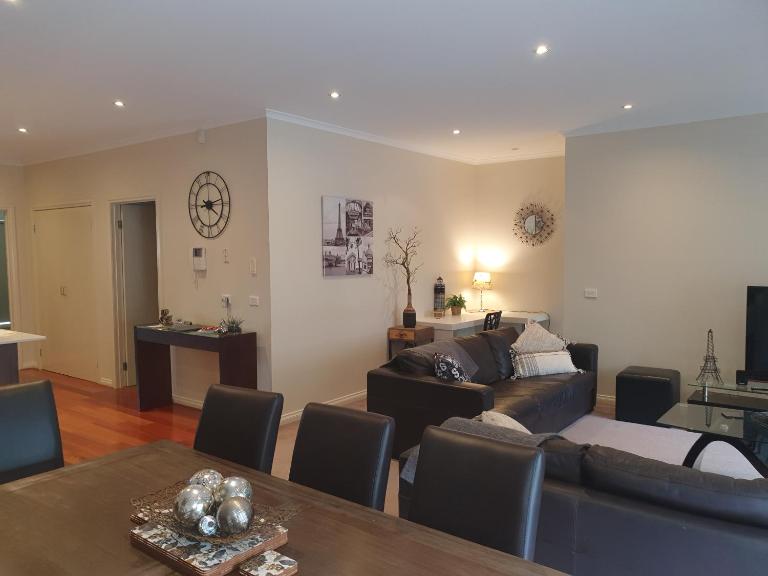 Lbarza Tranquil 2 Storey Townhouse - B&B Shepparton