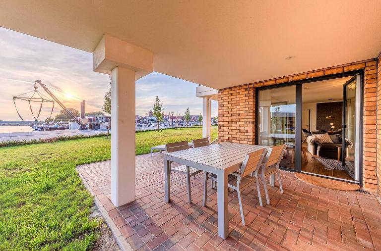 Am Lütten Meer - Apartment in der Hafenresidenz mit Terrasse & Müritzblick - B&B Waren
