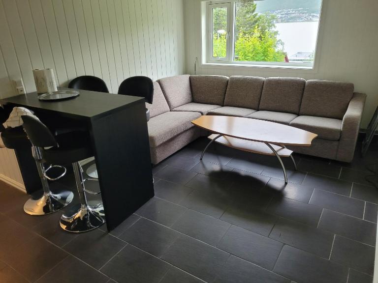 Explore Tromso Apartment with four bedrooms and beautiful view - B&B Tromsø