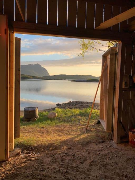 Flott hytte og naust med beliggenhet ved vannet! - Chambres d'hôtes Sandsletta