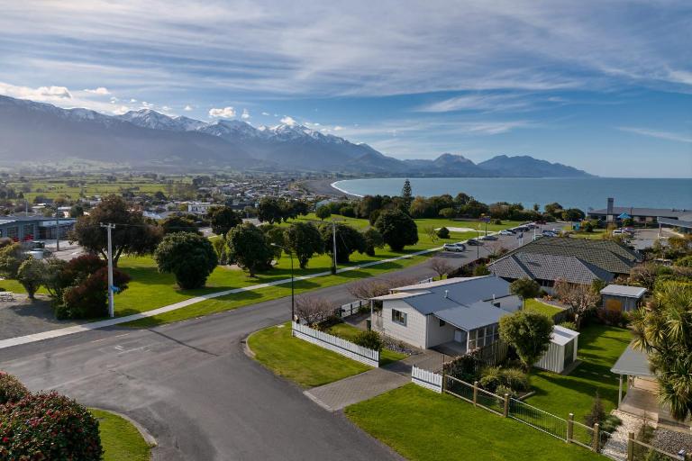 Handy Location, Ocean & Mountain Views, Spacious Yard - KK46451 - B&B Kaikoura