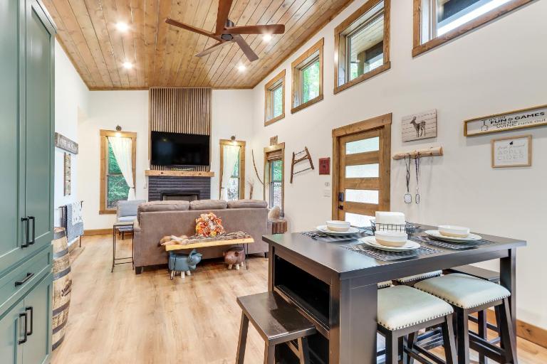 Ellijay Resort Home w/ Hot Tub & Fire Pit! - Chambres d'hôtes Ellijay