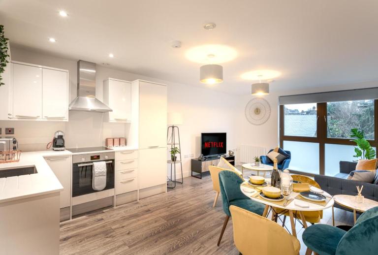 Multiple 2-Bedroom Apartments near Harry Potter Studios - 2-Minute walk to Bushey Station - 20 Minutes to London Euston - Ideal for Families & Business - Free Parking - B&B Watford