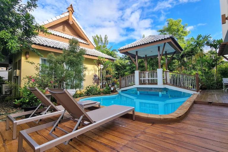 Thai Modern Villa with Salt Pool & Greenery Garden - B&B Ban Nong Khrai Luang