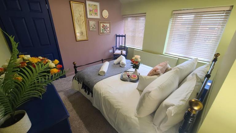 Dovetails, short drive from Alton Towers and Uttoxeter racecourse Games room with Wii and football table - B&B Rocester